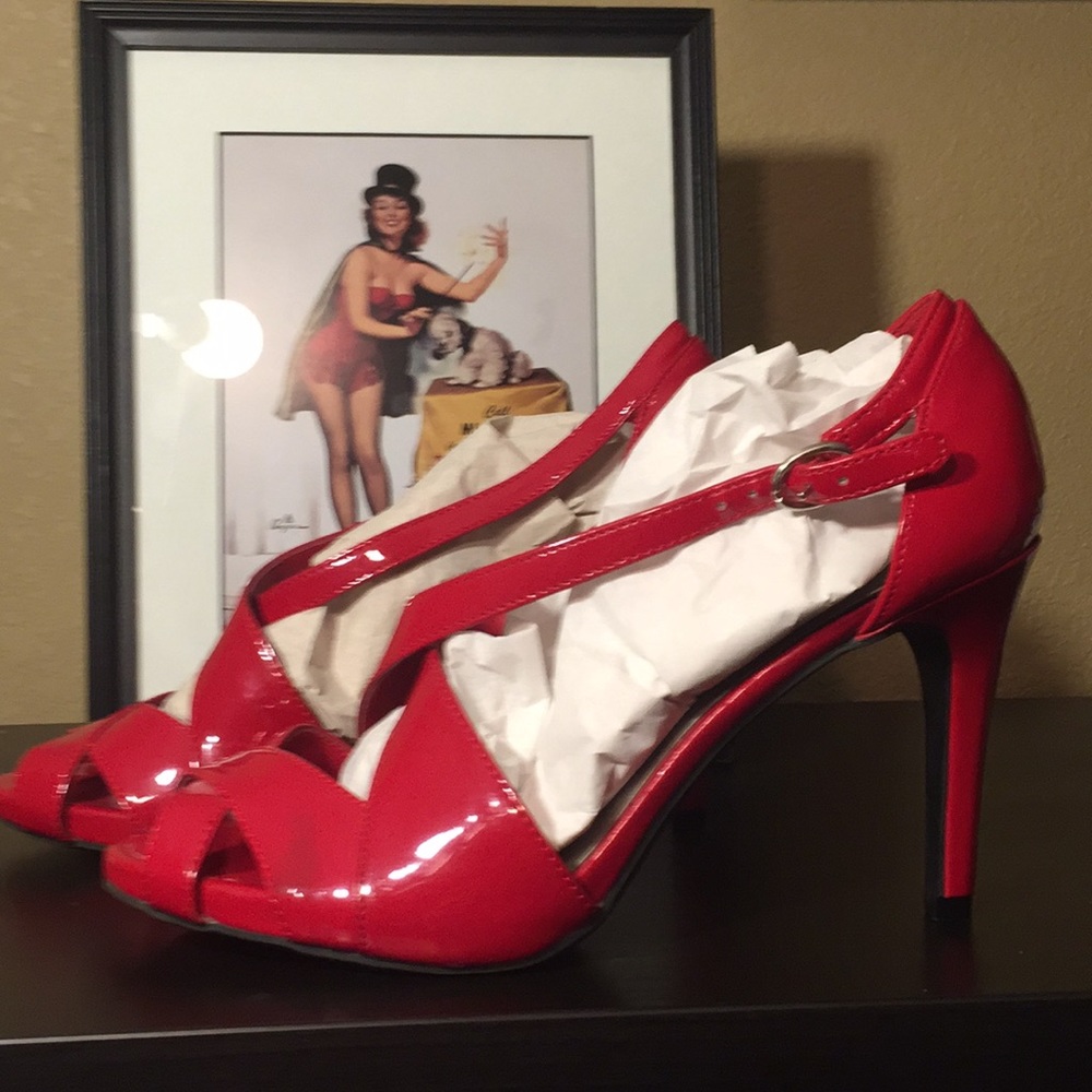 💫FIONI💫 red strap shoe shoes size 8... 4” heel